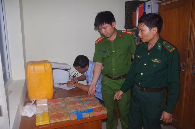 Người dân giao nộp heroin nhặt được ở bãi biển