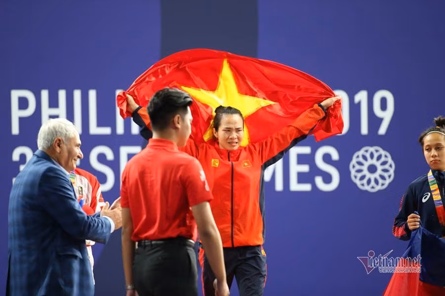 Nhà vô địch SEA Games Vương Thị Huyền bật khóc vì nhớ cha vừa mất