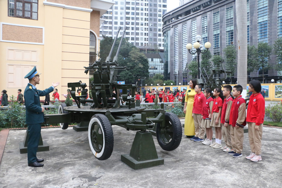 Cô trò cùng nghe thông tin về một số loại pháo cao xạ được quân dân Hà Nội sử dụng trong thời kỳ kháng chiến chống đế quốc Mỹ xâm lược.