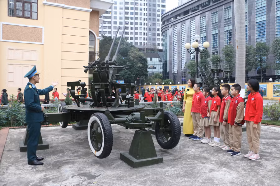 Cô trò cùng nghe thông tin về một số loại pháo cao xạ được quân dân Hà Nội sử dụng trong thời kỳ kháng chiến chống đế quốc Mỹ xâm lược.