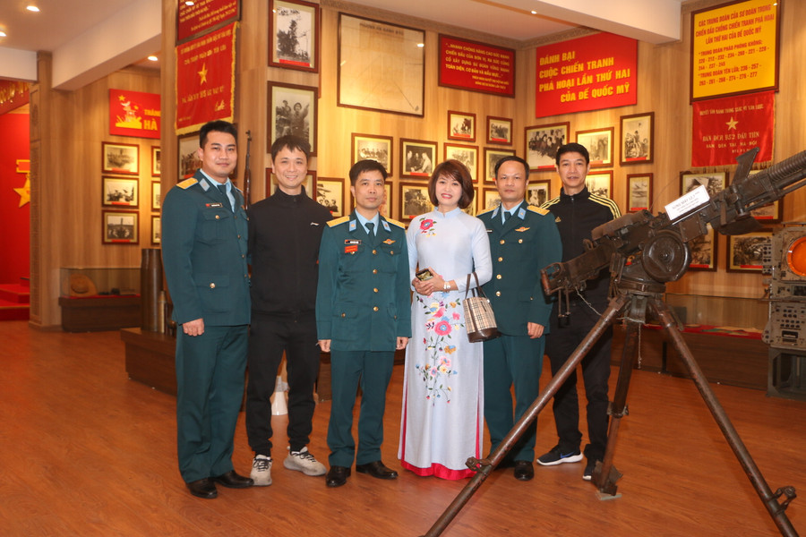 Trung tá Nguyễn Văn Thành (thứ 2 từ phải sang) - Chính trị viên Tiểu đoàn 10, Sư đoàn 361.