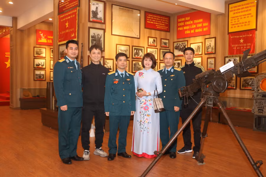 Trung tá Nguyễn Văn Thành (thứ 2 từ phải sang) - Chính trị viên Tiểu đoàn 10, Sư đoàn 361.