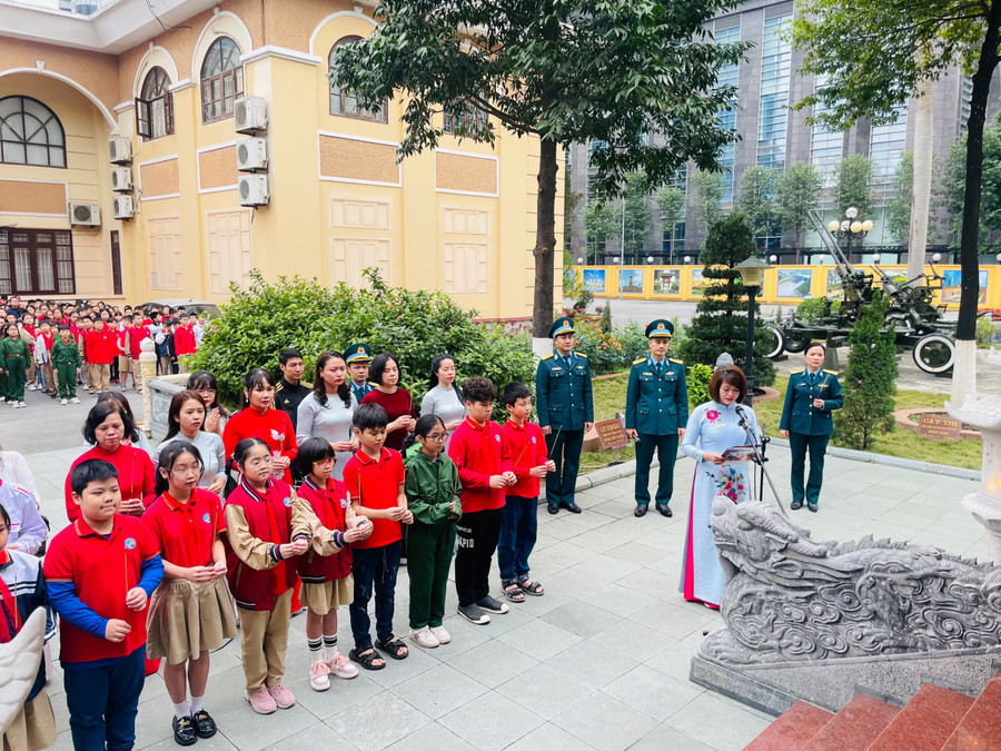 Thầy trò nhà trường cùng các cán bộ, chiến sĩ Sư đoàn 361 làm lễ dâng hương, tưởng nhớ anh linh các anh hùng liệt sĩ tại Đài tưởng niệm.