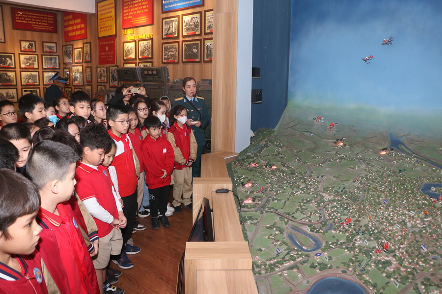 Học sinh được tìm hiểu về chiến thắng Hà Nội - Điện Biên Phủ trên không cuối tháng 12/1972 của quân và dân Thủ đô bằng sa bàn.