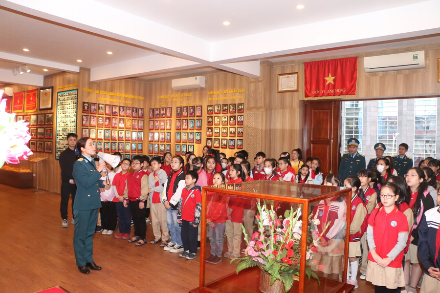 Nhà truyền thống Sư đoàn 361 có đặt trang trọng lẵng hoa được phục dựng theo nguyên mẫu lẵng hoa cuối cùng Bác Hồ tặng Sư đoàn vào cuối tháng 8/1969 trước khi Người đi xa.