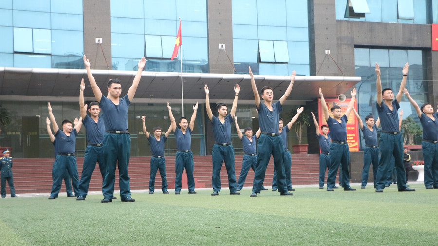 Hoạt động tập luyện thể lực hàng ngày của các cán bộ, chiến sĩ tại Sư đoàn 361.