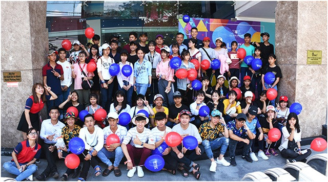 Các bạn lớp 12 của trường THPT Nguyễn Viết Xuân cùng Thầy Cô chụp hình kỷ niệm Các bạn lớp 12 của trường THPT Nguyễn Viết Xuân cùng Thầy Cô chụp hình kỷ niệm