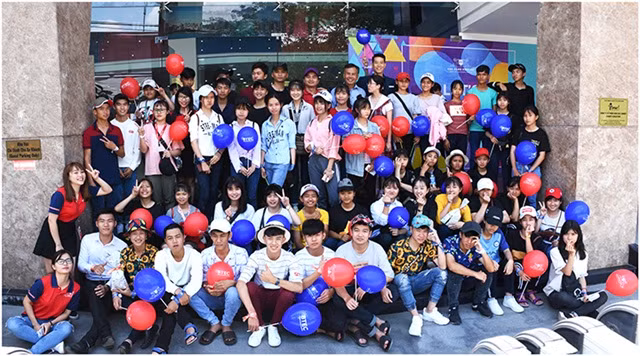 Các bạn lớp 12 của trường THPT Nguyễn Viết Xuân cùng Thầy Cô chụp hình kỷ niệm Các bạn lớp 12 của trường THPT Nguyễn Viết Xuân cùng Thầy Cô chụp hình kỷ niệm