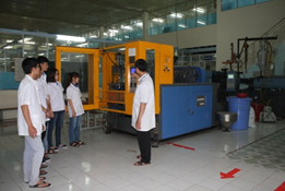 Sinh viên thực hành trong xưởng nhựa tại một công ty
