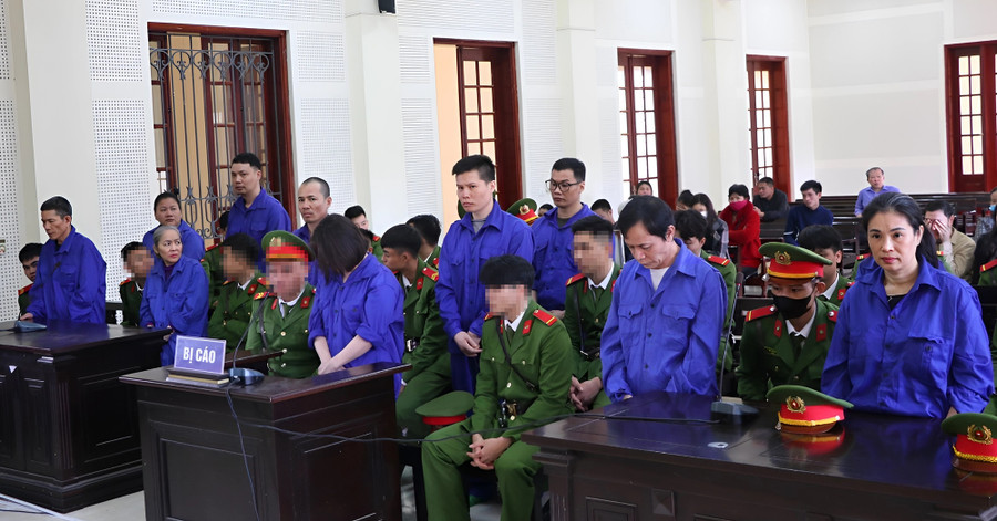 Các bị cáo tại phiên tòa. (Ảnh: HTH)