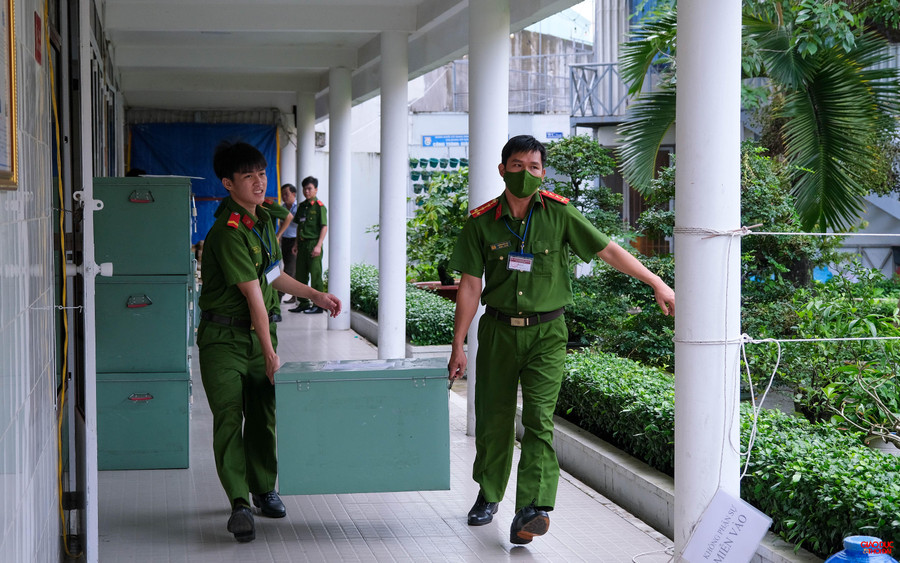 Lực lượng Công an vận chuyển thùng chứa đề thi Lực lượng Công an vận chuyển thùng chứa đề thi