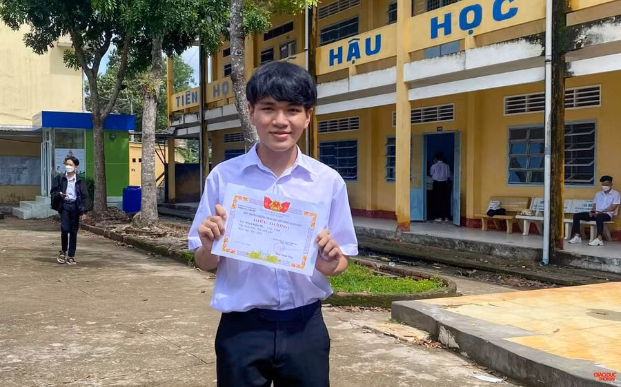 Em Huỳnh Hữu Huy, thủ khoa tốt nghiệp THPT năm 2022 của tỉnh Hậu Giang.