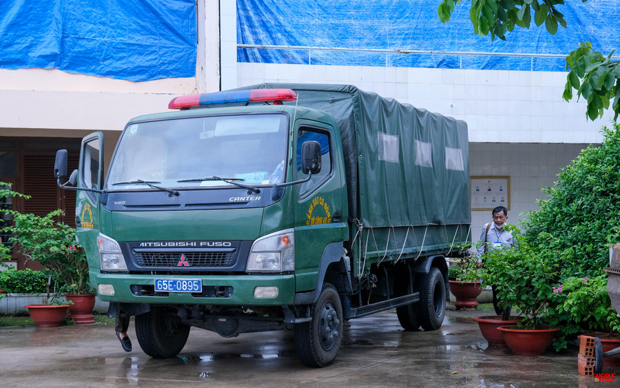 Xe chuyên dụng của Công an TP Cần Thơ tập trung tại khu vực in sao đề thi. Xe chuyên dụng của Công an TP Cần Thơ tập trung tại khu vực in sao đề thi.