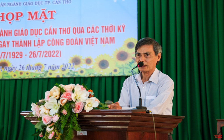 Đồng chí Lương Hiển Vinh - Nguyên Chủ tịch Công đoàn ngành GD&amp;ĐT TP Cần Thơ phát biểu tại buổi lễ họp mặt.