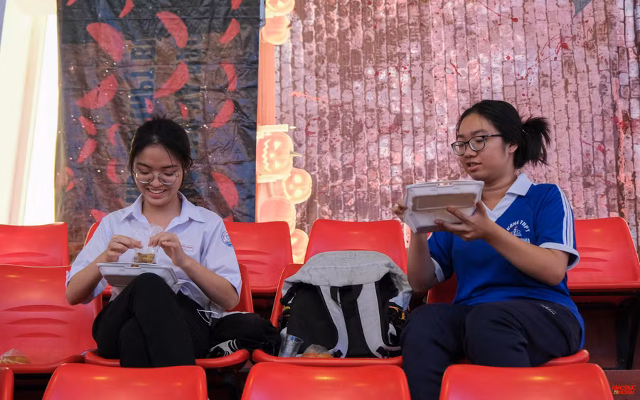 Học sinh vui mừng phấn khởi thưởng thức bữa ăn.