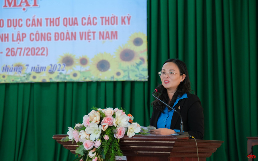 Đồng chí Lê Thị Sương Mai - Chủ tịch Liên đoàn Lao động thành phố phát biểu, chia sẻ tại buổi họp mặt.