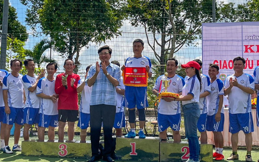 Lãnh đạo Sở GD&ĐT trao cờ và cup cho đội bóng giành giải nhất. Lãnh đạo Sở GD&ĐT trao cờ và cup cho đội bóng giành giải nhất.