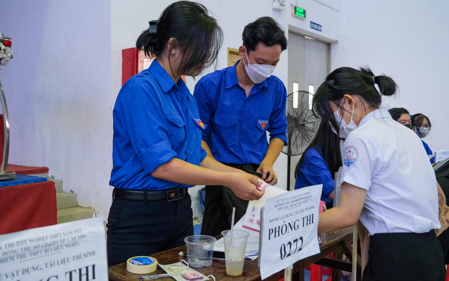 Các em học sinh khối 10 và 11 tham gia hỗ trợ giữ đồ cho anh chị đi thi. Các em học sinh khối 10 và 11 tham gia hỗ trợ giữ đồ cho anh chị đi thi.