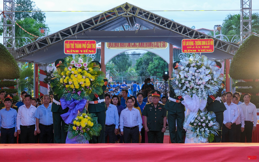 Lãnh đạo thành phố cùng các đại biểu thực hiện nghi thức dâng hương, dâng hoa.