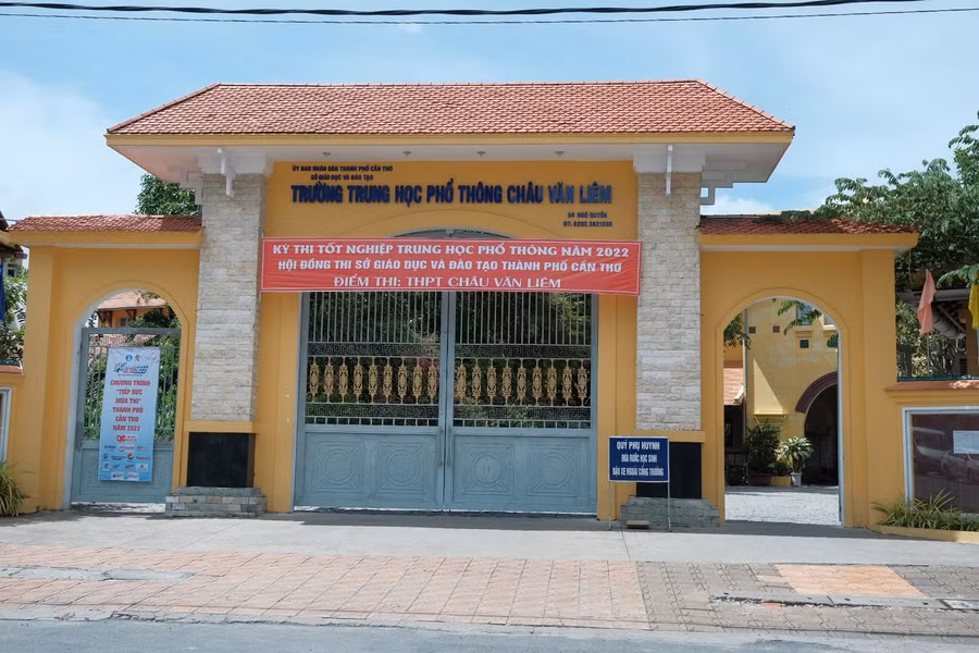 Chưa đến 14h, cổng điểm thi đã vắng bóng thí sinh ra vào