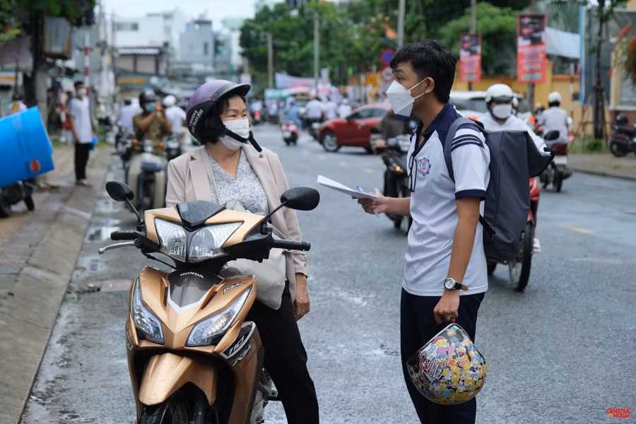Thí sinh tự tin khoe thành tích với gia đình.