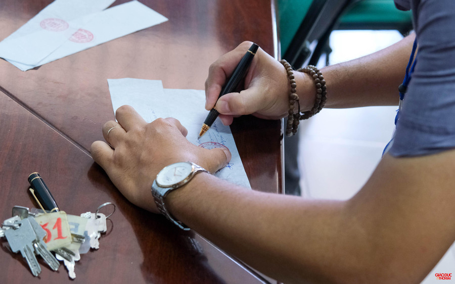 Lực lượng công an, thanh tra thi và trưởng điểm thi sẽ tiến hành ký tên niêm phong tủ đựng đề thi. Lực lượng công an, thanh tra thi và trưởng điểm thi sẽ tiến hành ký tên niêm phong tủ đựng đề thi.