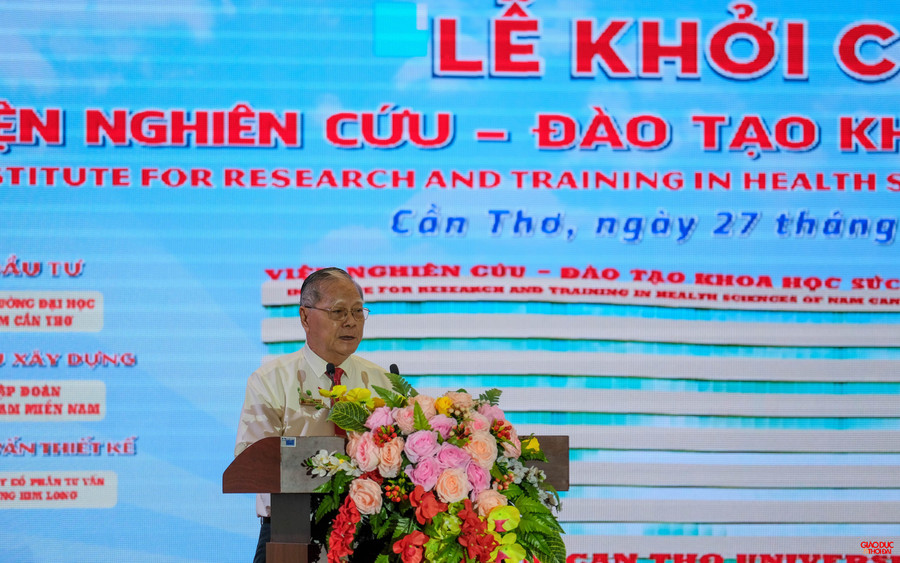 TS. Nguyễn Văn Quang - Hiệu trưởng nhà trường phát biểu tại buổi lễ khởi công công trình. TS. Nguyễn Văn Quang - Hiệu trưởng nhà trường phát biểu tại buổi lễ khởi công công trình.