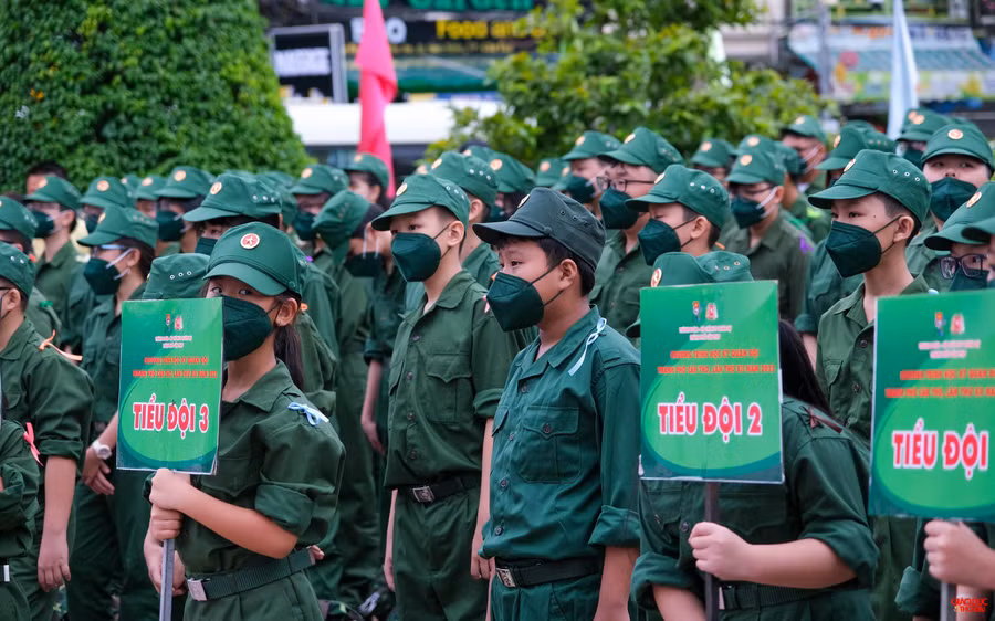 139 chiến sĩ nhí được chia thành 10 tiểu đội tham gia Học kỳ trong quân đội.