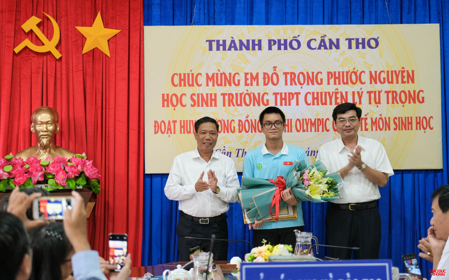 Lãnh đạo UBND thành phố và Lãnh đạo Sở GD&ĐT tặng bằng khen và hoa chúc mừng em Phước Nguyên. Lãnh đạo UBND thành phố và Lãnh đạo Sở GD&ĐT tặng bằng khen và hoa chúc mừng em Phước Nguyên.