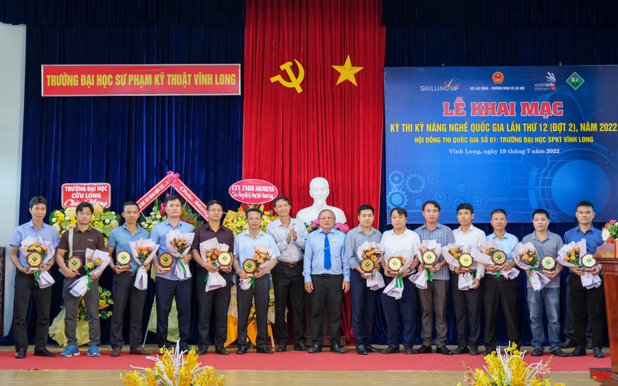 PGS. TS Cao Hùng Phi - Hiệu trưởng Trường Đại học SPKT Vĩnh Long tặng hoa cho các đoàn tham gia dự thi. PGS. TS Cao Hùng Phi - Hiệu trưởng Trường Đại học SPKT Vĩnh Long tặng hoa cho các đoàn tham gia dự thi.