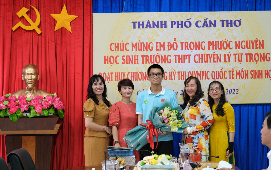 Em Đỗ Trọng Phước Nguyên chụp ảnh lưu niệm cùng gia đình và thầy cô. Em Đỗ Trọng Phước Nguyên chụp ảnh lưu niệm cùng gia đình và thầy cô.