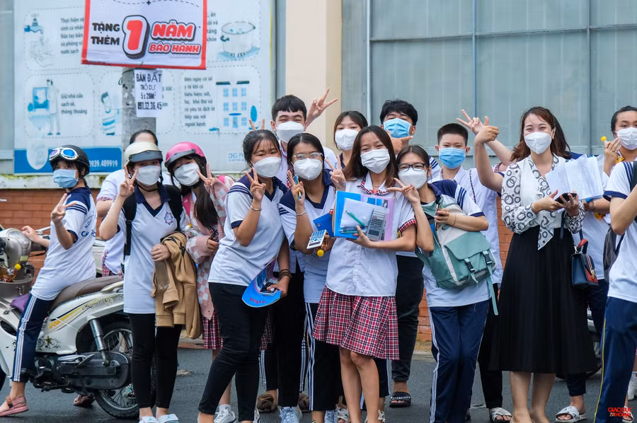 Học sinh phấn khởi hoàn thành môn thi tổ hợp.