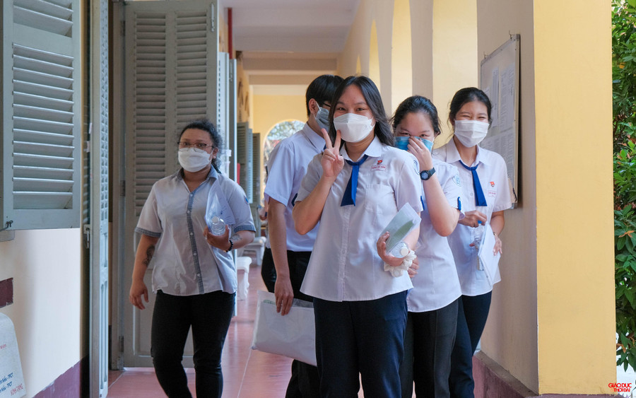 Thí sinh rời phòng thi trong tâm trạng vui tươi, thoải mái vì làm được bài thi. Thí sinh rời phòng thi trong tâm trạng vui tươi, thoải mái vì làm được bài thi.