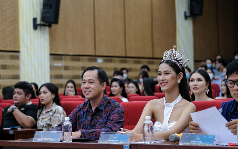 Tham gia với vai trò ban giám khảo tại vòng sơ tuyển ở Cần Thơ có GS. TS Huỳnh Văn Sơn - Hiệu trưởng Trường ĐH Sư phạm TP. Hồ Chí Minh Tham gia với vai trò ban giám khảo tại vòng sơ tuyển ở Cần Thơ có GS. TS Huỳnh Văn Sơn - Hiệu trưởng Trường ĐH Sư phạm TP. Hồ Chí Minh