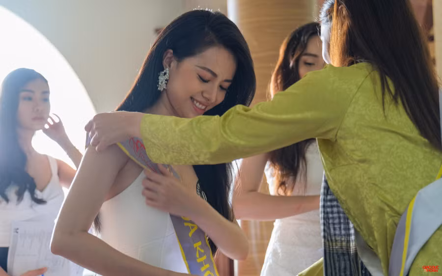 Thí sinh làm thủ tục chuẩn bị vào vòng sơ tuyển đầu tiên cuộc thi Hoa khôi Nam Bộ lần thứ 2 tại Trường đại học Nam Cần Thơ.