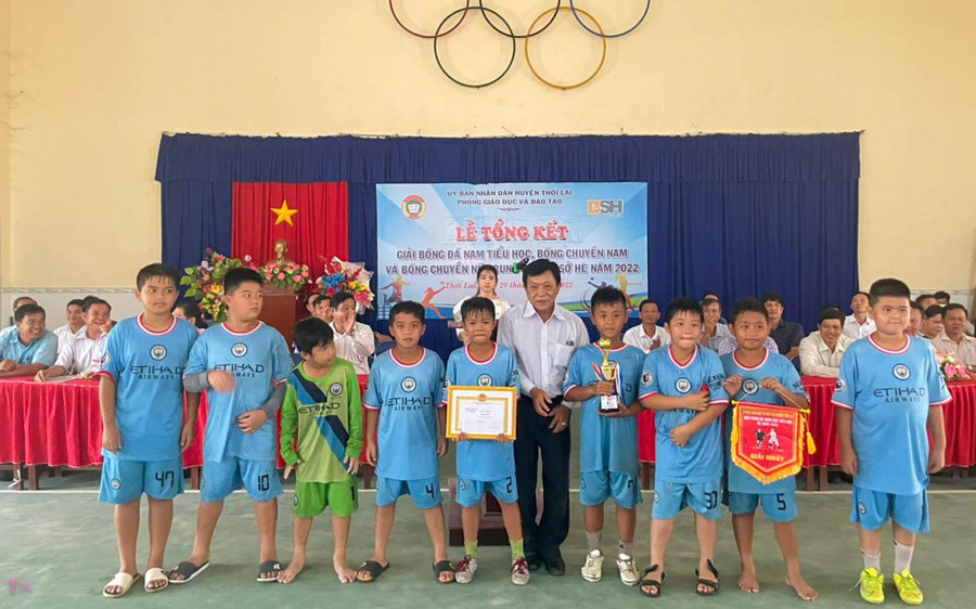 Ông Nguyễn Hữu Nhân, Trưởng phòng Chính trị tư tưởng (Sở GD&ĐT) trao giải nhất cho giải bóng đá nam tiểu học.