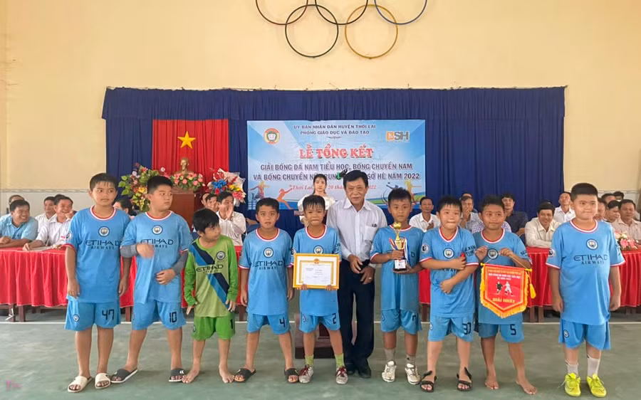 Ông Nguyễn Hữu Nhân, Trưởng phòng Chính trị tư tưởng (Sở GD&ĐT) trao giải nhất cho giải bóng đá nam tiểu học.