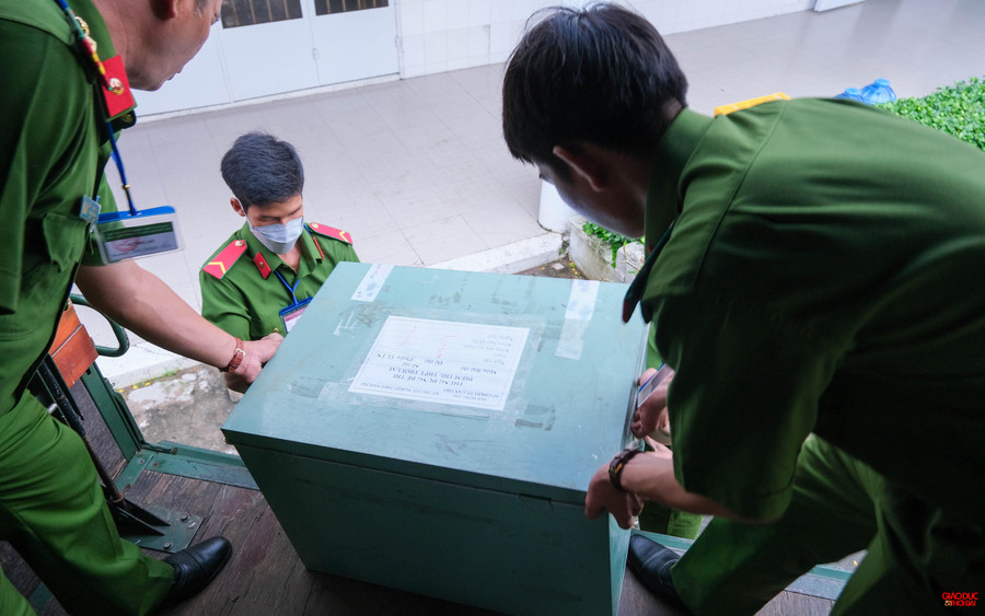 Các thùng đề được niêm phong cẩn thận, được lực lượng công an trực tiếp bảo vệ. Các thùng đề được niêm phong cẩn thận, được lực lượng công an trực tiếp bảo vệ.