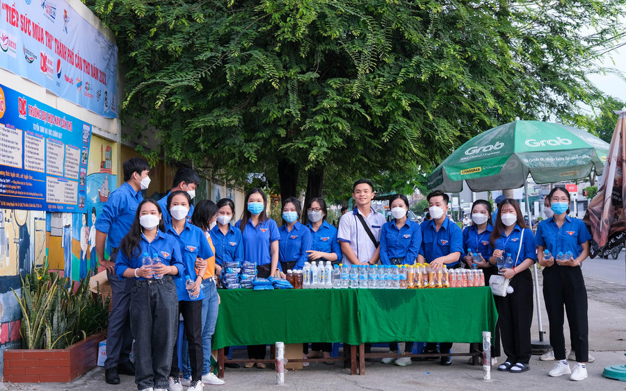 Đoàn thanh niên tham gia tiếp sức mùa thi 2022 tại 25 điểm thi. Đoàn thanh niên tham gia tiếp sức mùa thi 2022 tại 25 điểm thi.