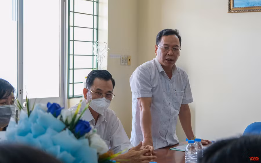 Ông Nguyễn Ngọc Ánh - Trưởng Ban chỉ đạo thi tốt nghiệp THPT năm 2022 quận Ninh Kiều phát biểu tại buổi kiểm tra công tác chuẩn bị ở điểm thi THPT Nguyễn Việt Hồng.