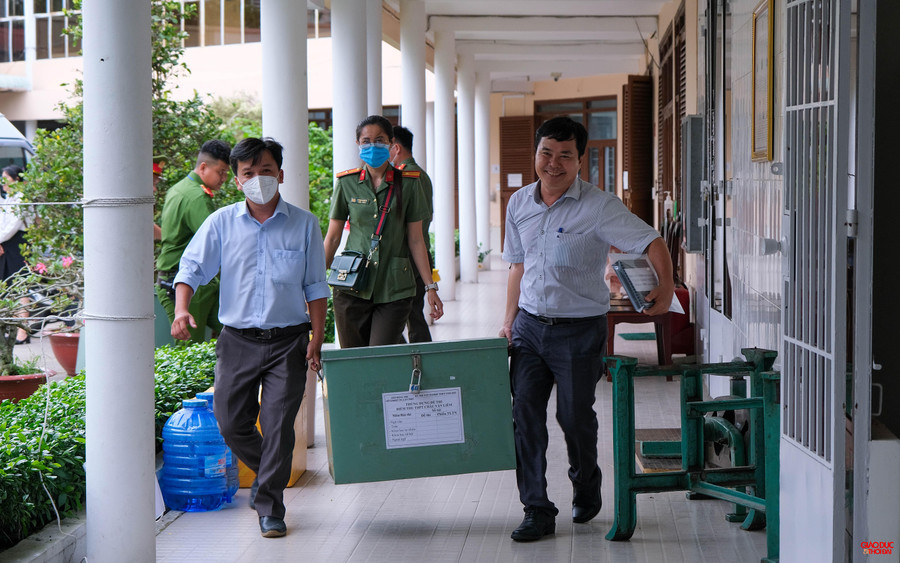 Lực lượng công an tham gia giám sát, bảo vệ an toàn bài thi. Lực lượng công an tham gia giám sát, bảo vệ an toàn bài thi.