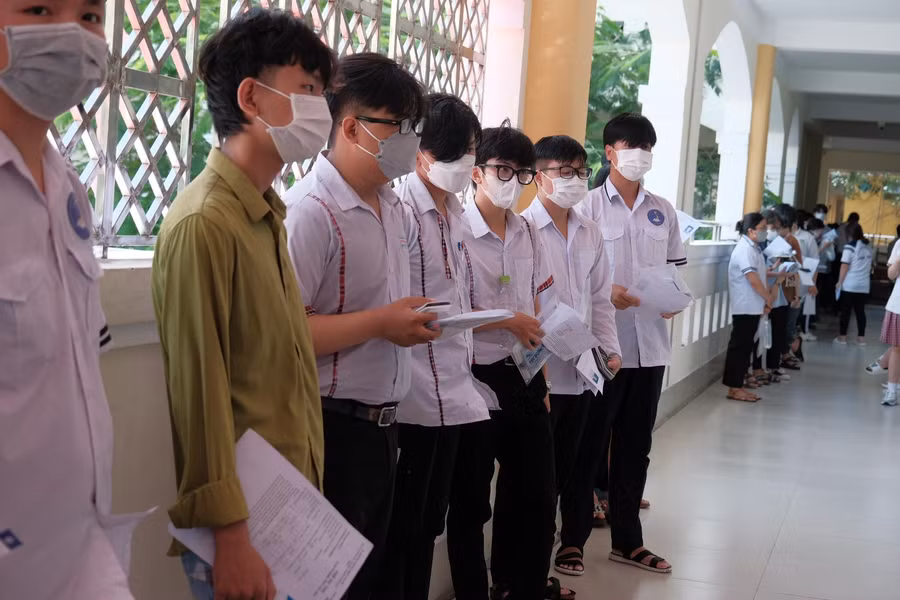Thí sinh tại điểm thi THPT Đoàn Thị Điểm đứng đợi ngoài phòng thi.