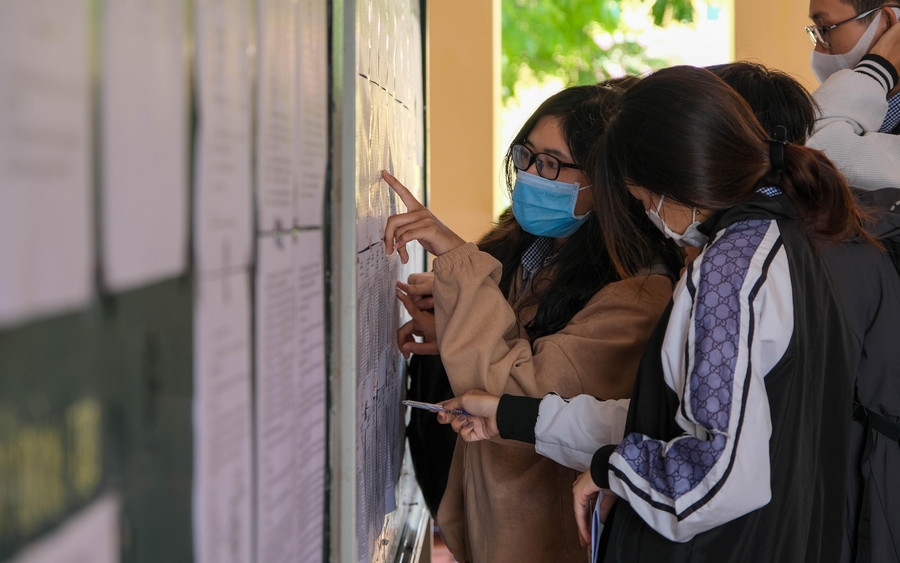 Thí sinh kiểm tra số báo danh và phòng thi tại bảng thông báo của nhà trường. Thí sinh kiểm tra số báo danh và phòng thi tại bảng thông báo của nhà trường.
