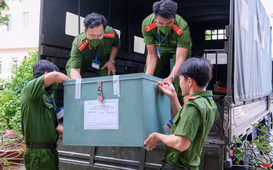 Từ sáng sớm, lực lượng áp tải đề thi gồm công an, thanh tra, Ban Chỉ đạo thi… làm nhiệm vụ vận chuyển đề thi.