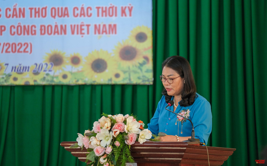 Đồng chí Bùi Thị Phương - Phó Chủ tịch Công đoàn Ngành GD thành phố ôn lại lịch sử truyền thống công đoàn ngành.