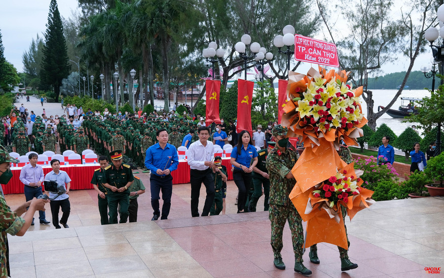 Các đại biểu dâng hoa và dâng hương tại tượng đài Chủ tịch Hồ Chí Minh (TP Cần Thơ). Các đại biểu dâng hoa và dâng hương tại tượng đài Chủ tịch Hồ Chí Minh (TP Cần Thơ).