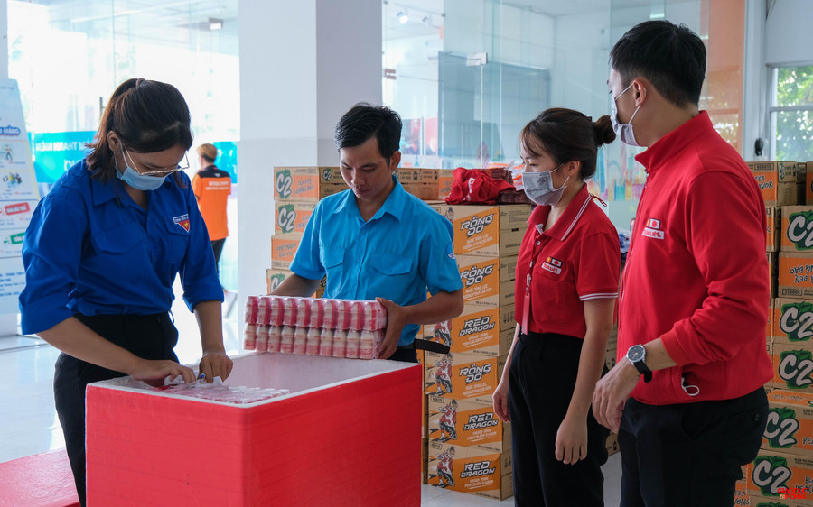 Gần 3.000 chai sữa chua được vận chuyển đến 25 điểm thi. Gần 3.000 chai sữa chua được vận chuyển đến 25 điểm thi.