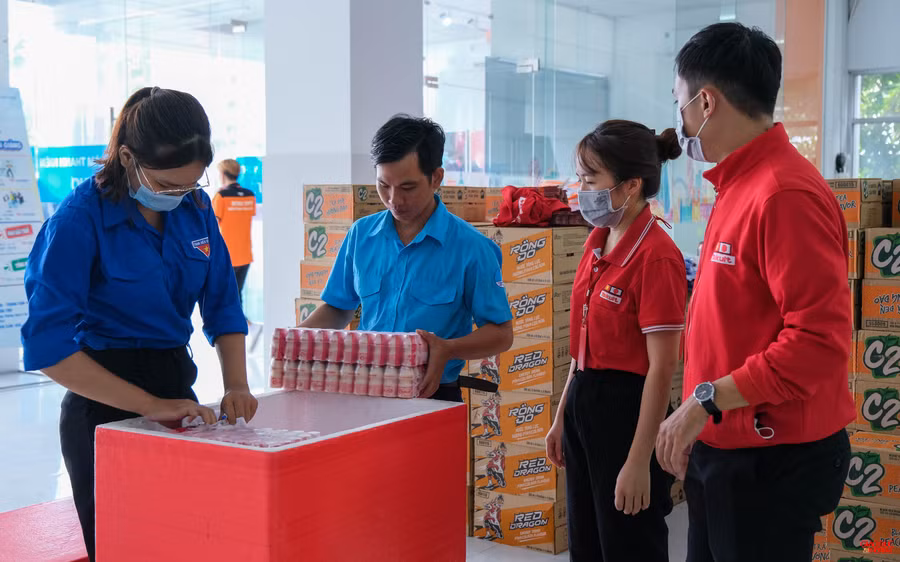 Gần 3.000 chai sữa chua được vận chuyển đến 25 điểm thi.