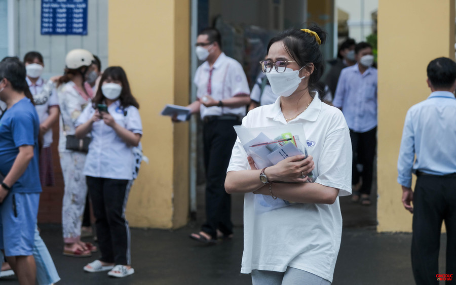 Sau khi kết thúc môn thi tổ hợp, đa số thí sinh cho rằng đề thi khó hơn so với mọi năm. Sau khi kết thúc môn thi tổ hợp, đa số thí sinh cho rằng đề thi khó hơn so với mọi năm.