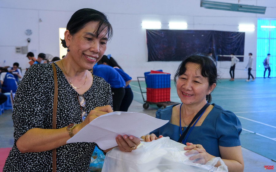 Cô Đinh Kim Oanh - tổ trưởng bộ môn ngoại ngữ của Trường THPT Bùi Hữu Nghĩa cùng giáo viên kiểm tra lại danh sách đăng ký của học sinh.